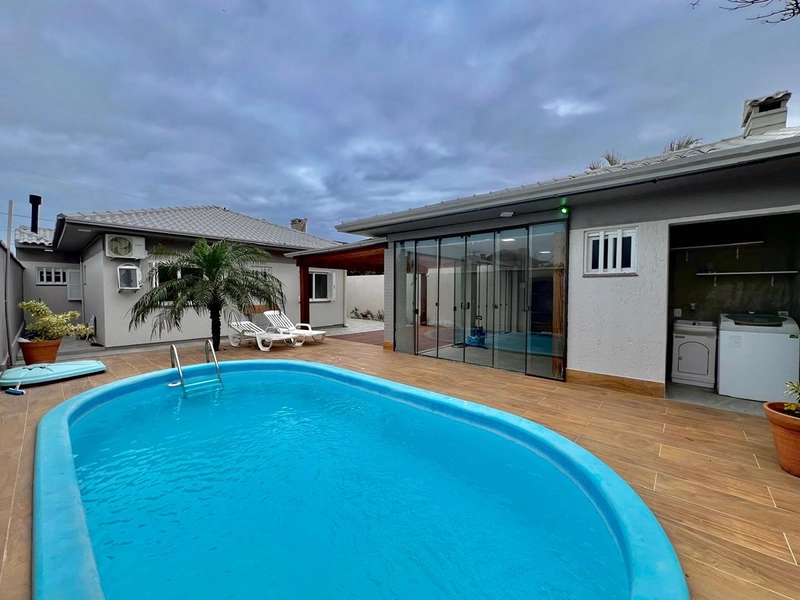 Casa térrea com 3 dormitórios sendo 2 suítes, piscina grande com espaço gourmet com forno de pizza, fogão de rabo e churrasqueira. : 2ª foto da galeria de imagens do imóvel