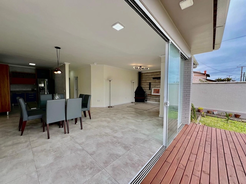 Casa térrea com 3 dormitórios sendo 2 suítes, piscina grande com espaço gourmet com forno de pizza, fogão de rabo e churrasqueira. : 16ª foto da galeria de imagens do imóvel