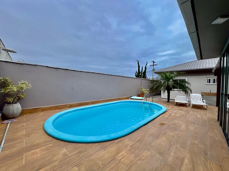 Casa térrea com 3 dormitórios sendo 2 suítes, piscina grande com espaço gourmet com forno de pizza, fogão de rabo e churrasqueira. : 8ª foto da galeria de imagens do imóvel