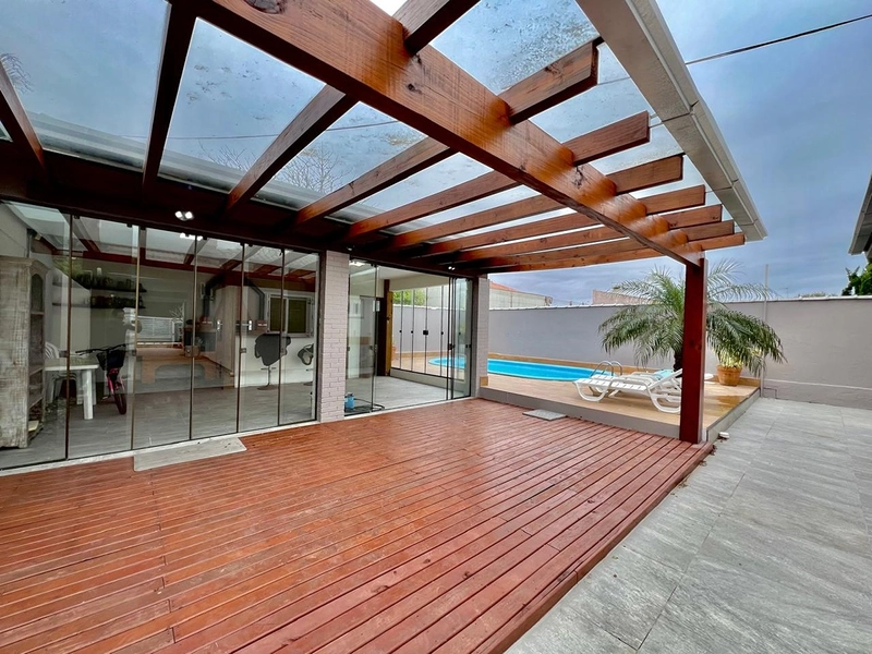 Casa térrea com 3 dormitórios sendo 2 suítes, piscina grande com espaço gourmet com forno de pizza, fogão de rabo e churrasqueira. : 10ª foto da galeria de imagens do imóvel