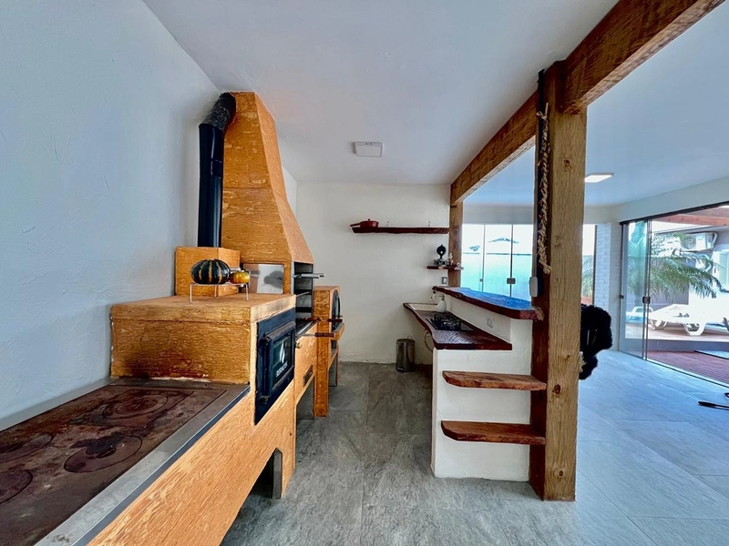 Casa térrea com 3 dormitórios sendo 2 suítes, piscina grande com espaço gourmet com forno de pizza, fogão de rabo e churrasqueira. : 7ª foto da galeria de imagens do imóvel