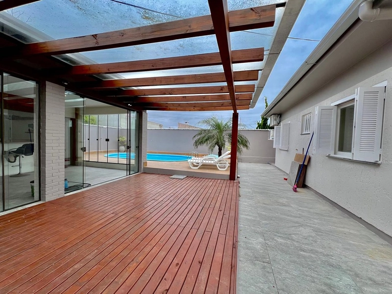 Casa térrea com 3 dormitórios sendo 2 suítes, piscina grande com espaço gourmet com forno de pizza, fogão de rabo e churrasqueira. : 11ª foto da galeria de imagens do imóvel