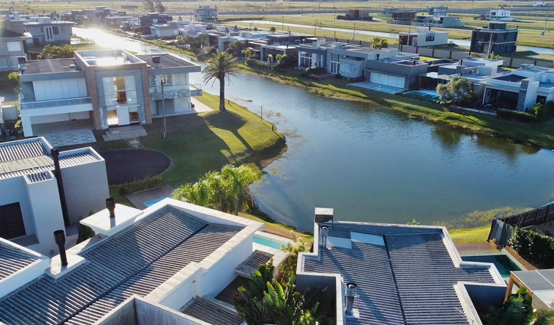 Casa a venda em condomínio Fechado em Xangri-lá. Beira Lago e com 4 suítes individuais. : 4ª foto da galeria de imagens do imóvel