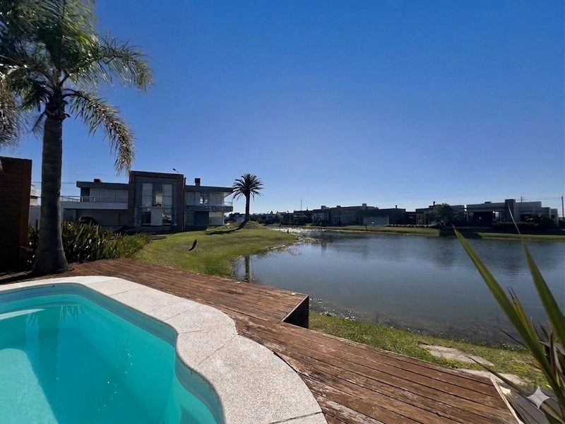 Casa a venda em condomínio Fechado em Xangri-lá. Beira Lago e com 4 suítes individuais. : 5ª foto da galeria de imagens do imóvel