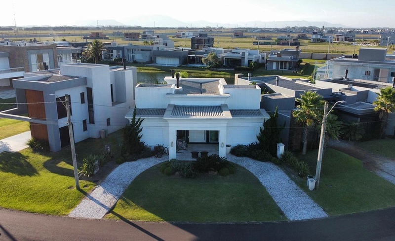 Casa a venda em condomínio Fechado em Xangri-lá. Beira Lago e com 4 suítes individuais. : 2ª foto da galeria de imagens do imóvel