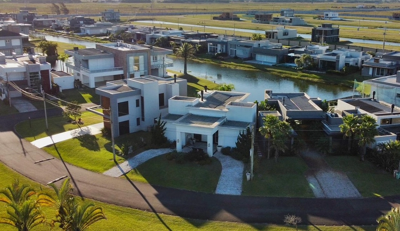 Casa a venda em condomínio Fechado em Xangri-lá. Beira Lago e com 4 suítes individuais. : 3ª foto da galeria de imagens do imóvel