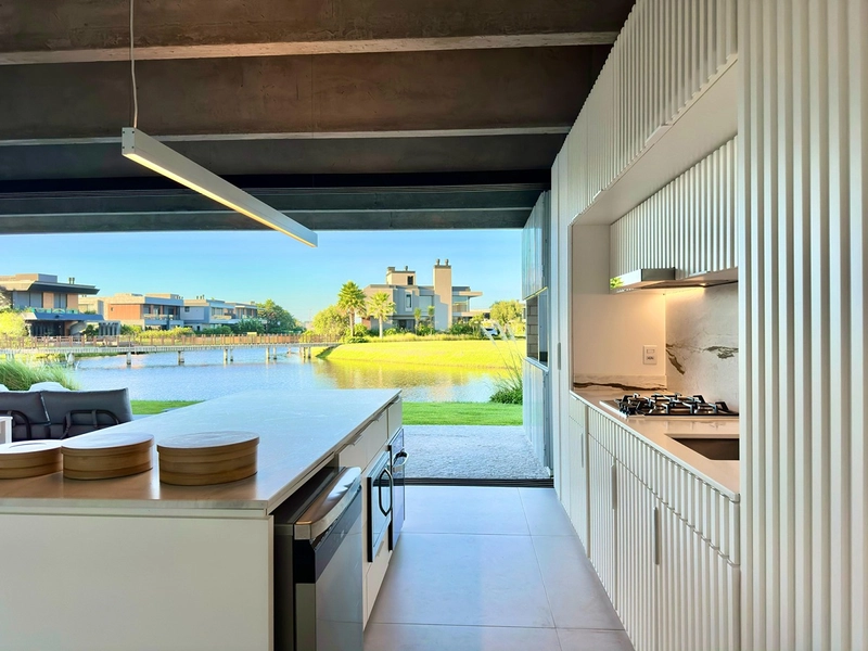Uma casa única à venda na beira do lago no condomínio Sense! : 21ª foto da galeria de imagens do imóvel