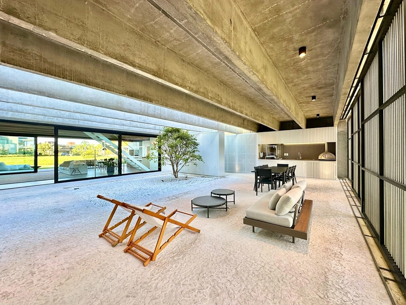 Uma casa única à venda na beira do lago no condomínio Sense! : 3ª foto da galeria de imagens do imóvel