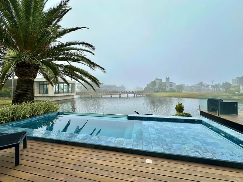 Mansão Beira Lago à venda no Condomínio Sense na praia de Xangri-lá.: 3ª foto da galeria de imagens do imóvel