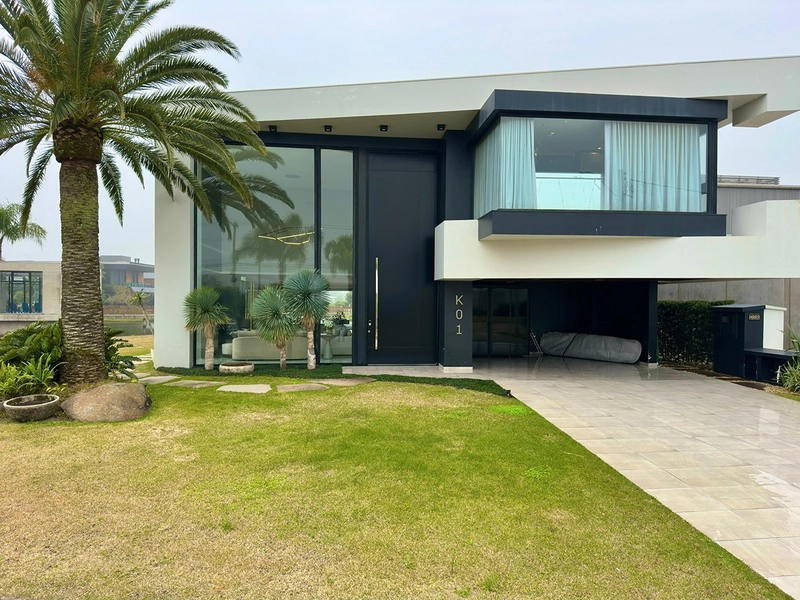 Mansão Beira Lago à venda no Condomínio Sense na praia de Xangri-lá.: 1ª foto da galeria de imagens do imóvel