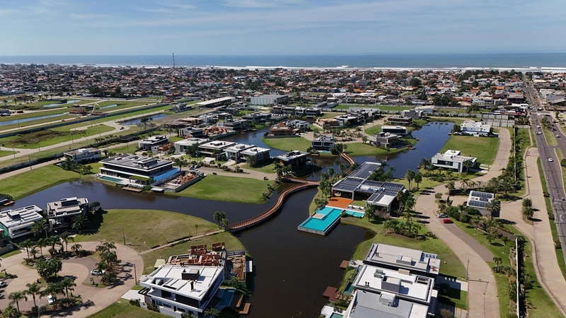 Mansão Beira Lago à venda no Condomínio Sense na praia de Xangri-lá.: 30ª foto da galeria de imagens do imóvel