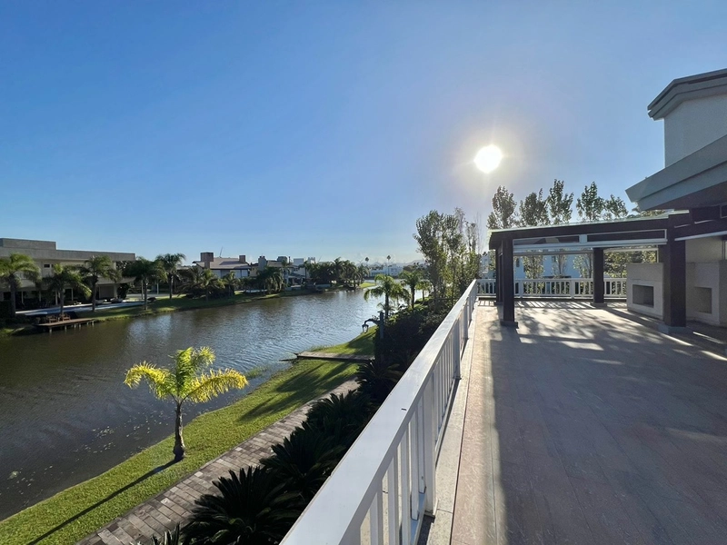 Mansão de 2 terrenos Beira Lago no Condomínio Atlântida Ilhas Park com 6 suítes. : 10ª foto da galeria de imagens do imóvel