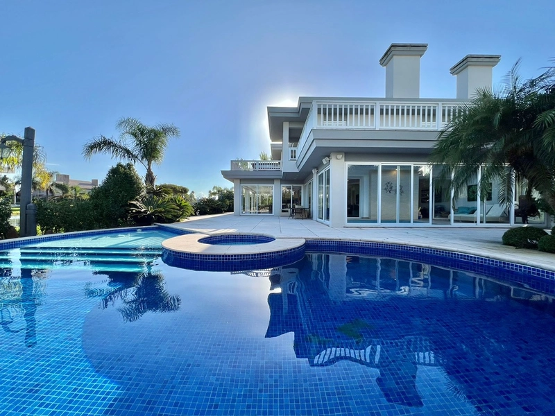 Mansão de 2 terrenos Beira Lago no Condomínio Atlântida Ilhas Park com 6 suítes. : 7ª foto da galeria de imagens do imóvel