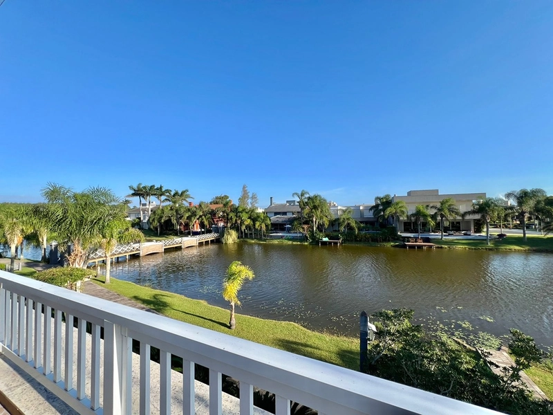 Mansão de 2 terrenos Beira Lago no Condomínio Atlântida Ilhas Park com 6 suítes. : 11ª foto da galeria de imagens do imóvel