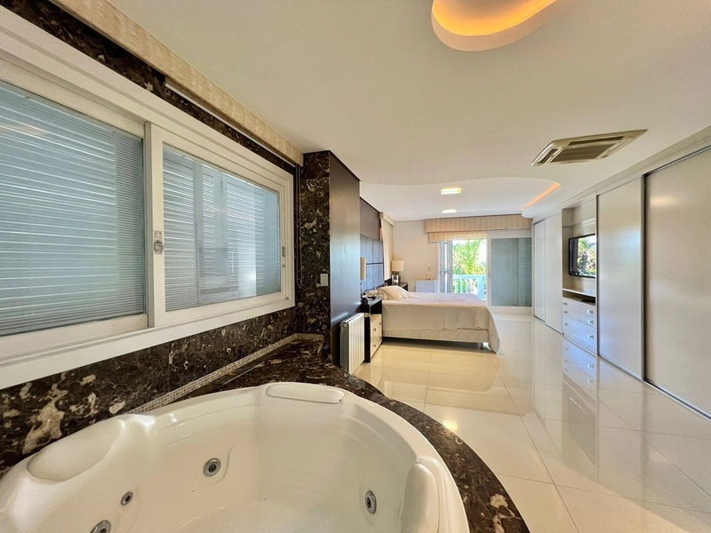 Mansão de 2 terrenos Beira Lago no Condomínio Atlântida Ilhas Park com 6 suítes. : 32ª foto da galeria de imagens do imóvel