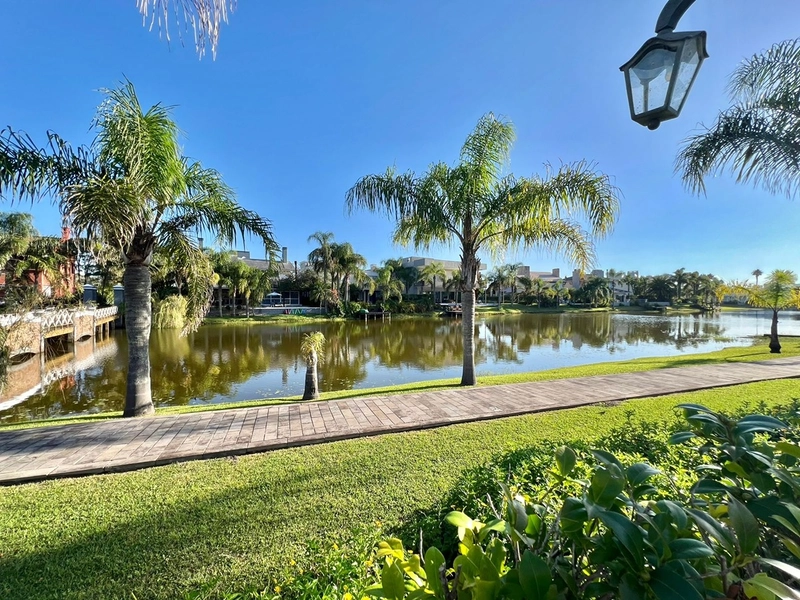 Mansão de 2 terrenos Beira Lago no Condomínio Atlântida Ilhas Park com 6 suítes. : 24ª foto da galeria de imagens do imóvel