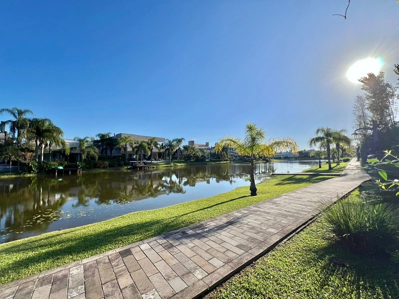 Mansão de 2 terrenos Beira Lago no Condomínio Atlântida Ilhas Park com 6 suítes. : 9ª foto da galeria de imagens do imóvel