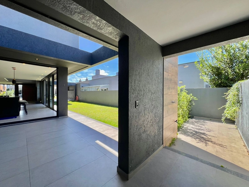 Excelente Sobrado à venda no Condomínio Beira Mar, com vista para o mar e o condomínio conta com uma infraestrutura completa de lazer. : 8ª foto da galeria de imagens do imóvel