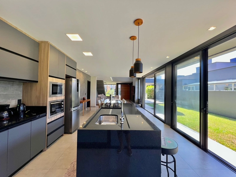 Excelente Sobrado à venda no Condomínio Beira Mar, com vista para o mar e o condomínio conta com uma infraestrutura completa de lazer. : 13ª foto da galeria de imagens do imóvel