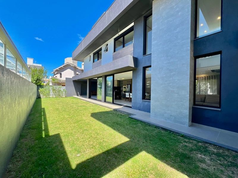 Excelente Sobrado à venda no Condomínio Beira Mar, com vista para o mar e o condomínio conta com uma infraestrutura completa de lazer. : 21ª foto da galeria de imagens do imóvel