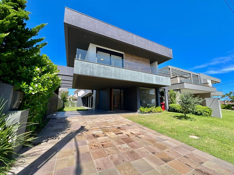 Excelente Sobrado à venda no Condomínio Beira Mar, com vista para o mar e o condomínio conta com uma infraestrutura completa de lazer. : 1ª foto da galeria de imagens do imóvel