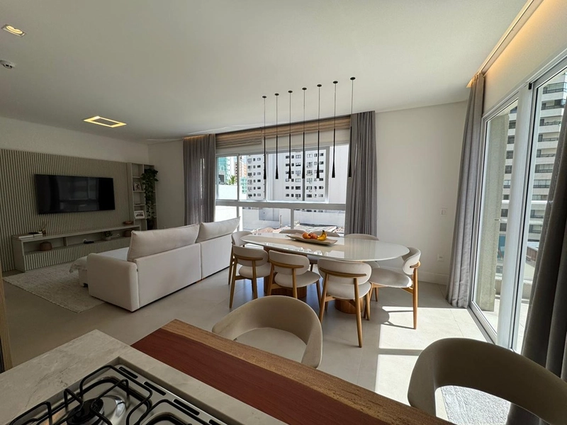 Balneário Camboriú - Centro - Próximo do Mar - Apartamento Giardino c/ 280m² privativos - 3 suítes individuais - 3 vagas de garagem : 7ª foto da galeria de imagens do imóvel