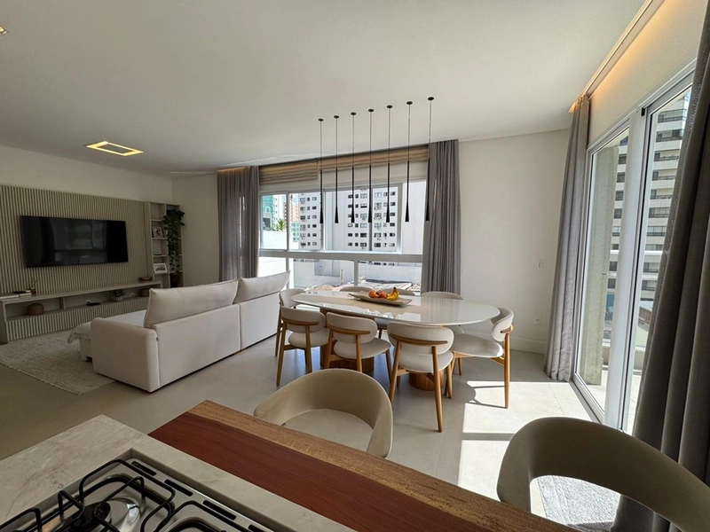 Balneário Camboriú - Centro - Próximo do Mar - Apartamento Giardino c/ 280m² privativos - 3 suítes individuais - 3 vagas de garagem : 2ª foto da galeria de imagens do imóvel