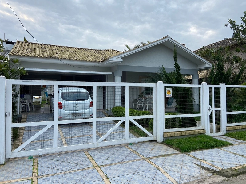 Excelente Casa Térrea no Centro da Praia de Xangri-lá!: 1ª foto da galeria de imagens do imóvel