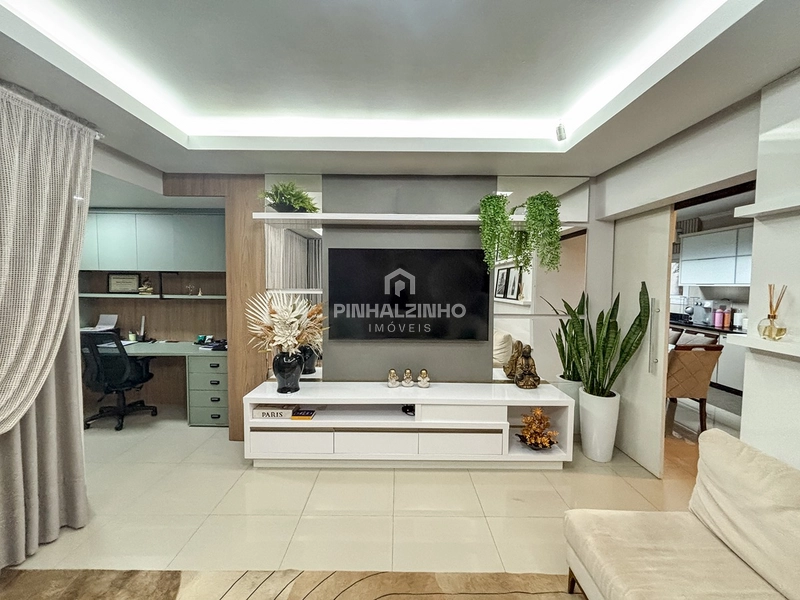 Casa de Alto Padrão - 3 Dormitórios - Com Piscina: 3ª foto da galeria de imagens do imóvel