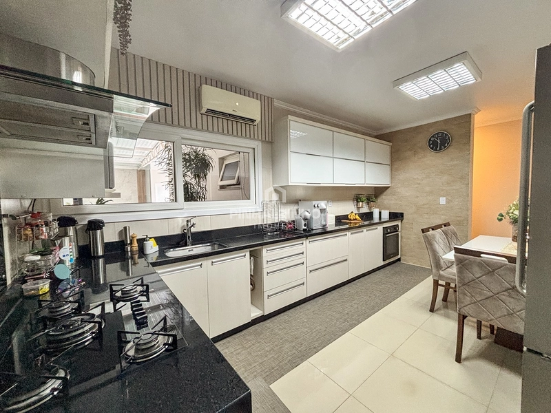 Casa de Alto Padrão - 3 Dormitórios - Com Piscina: 6ª foto da galeria de imagens do imóvel