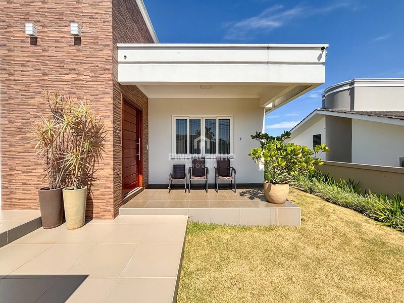 Casa de Alto Padrão - 3 Dormitórios - Com Piscina: 2ª foto da galeria de imagens do imóvel