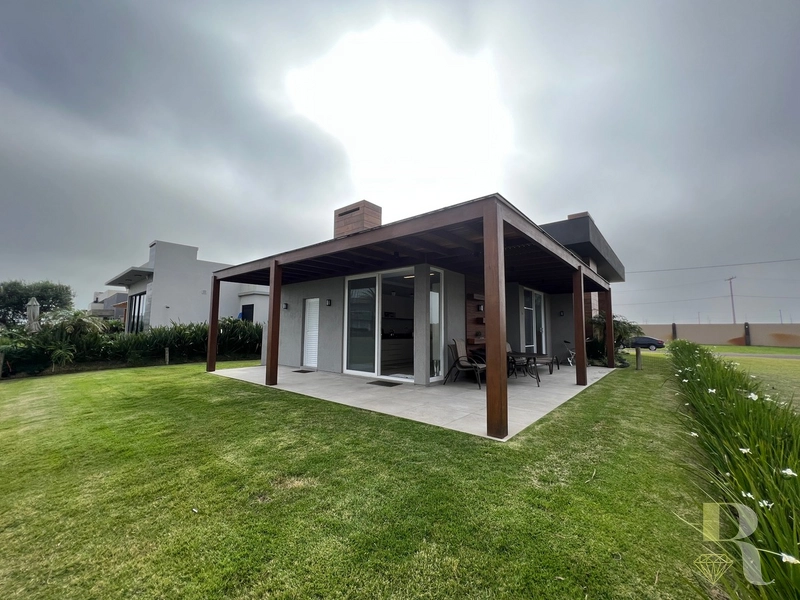 Casa Magnifica a Beira do Lago: 1ª foto da galeria de imagens do imóvel