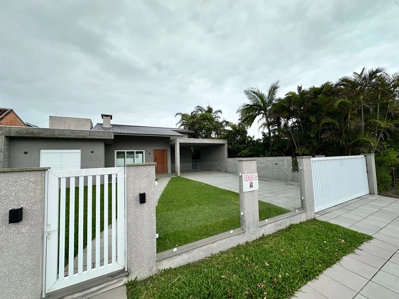 Belíssima casa nova localizada a pouco metros do mar no centro de Atlântida  : 2ª foto da galeria de imagens do imóvel