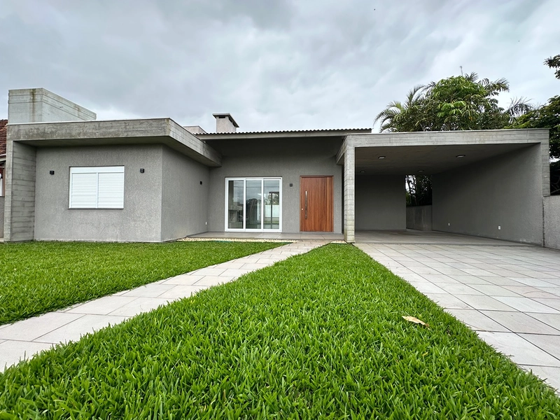 Belíssima casa nova localizada a pouco metros do mar no centro de Atlântida  : 1ª foto da galeria de imagens do imóvel