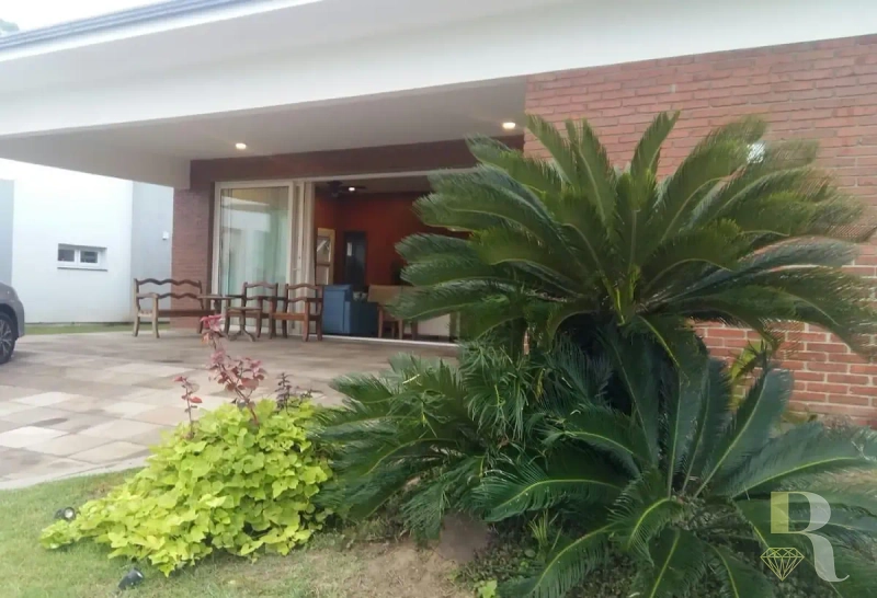 CASA TERREA CONSOMINIO MALIBU: 1ª foto da galeria de imagens do imóvel