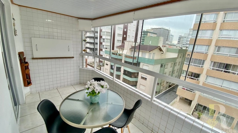 UM DORMITÓRIO DE FRENTE COM SUÍTE E LAVABO: 1ª foto da galeria de imagens do imóvel