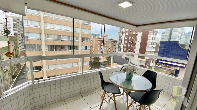 UM DORMITÓRIO DE FRENTE COM SUÍTE E LAVABO: 2ª foto da galeria de imagens do imóvel