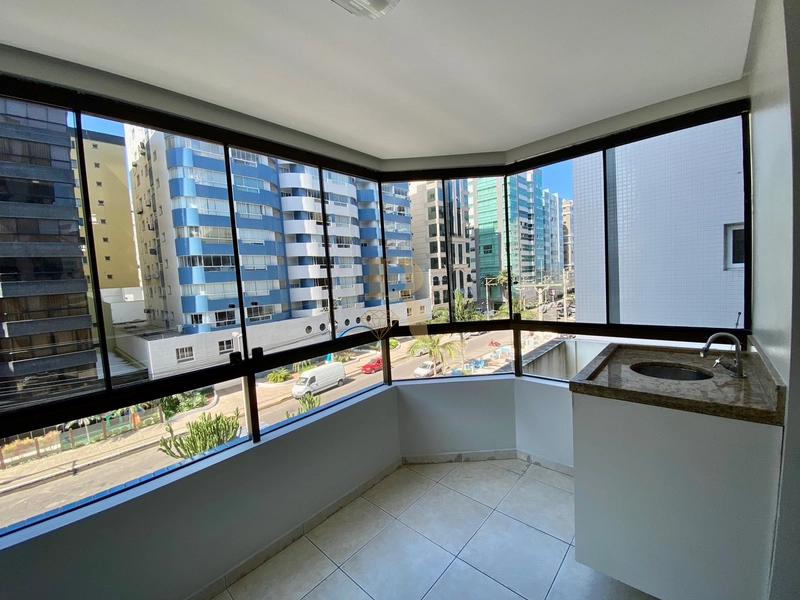 SACADA DE FRENTE PARA A AVENIDA COM VISTA MAR: 2ª foto da galeria de imagens do imóvel