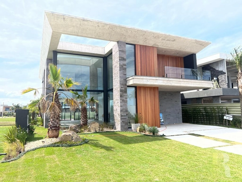 SOBRADO 5 SUITES BEIRA LAGO: 3ª foto da galeria de imagens do imóvel