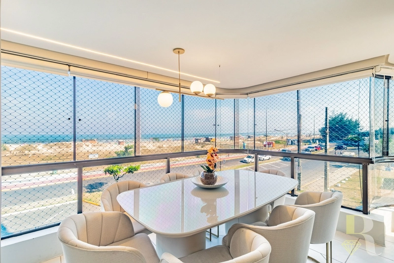 APARTAMENTO COM VISTA PARA O MAR E PRAÇA: 1ª foto da galeria de imagens do imóvel