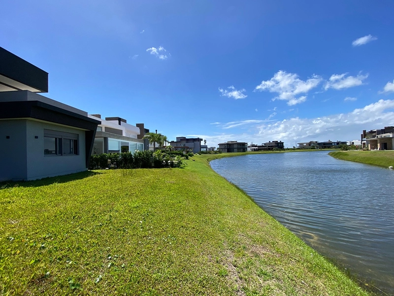 ✨ Design Moderno e Vista Deslumbrante — Casa Beira Lago no Costa Serena!: 4ª foto da galeria de imagens do imóvel