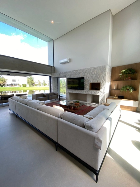 Alto padrão à beira do lago no Condomínio Enseada: 3ª foto da galeria de imagens do imóvel