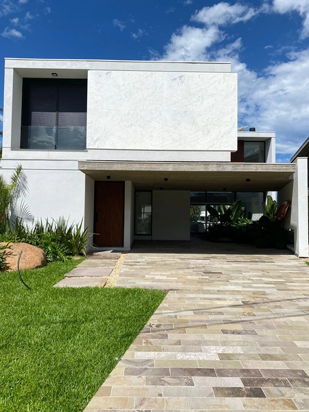 Alto padrão à beira do lago no Condomínio Enseada: 2ª foto da galeria de imagens do imóvel