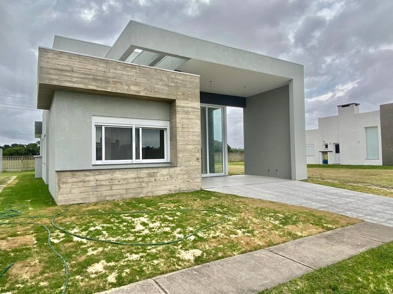Linda Casa Cond Fechado no Coração de Capão: 1ª foto da galeria de imagens do imóvel