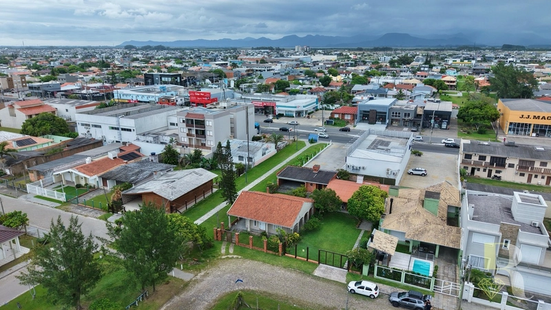 CASA DE ESQUINA COM ÁREA VERDE!: 1ª foto da galeria de imagens do imóvel