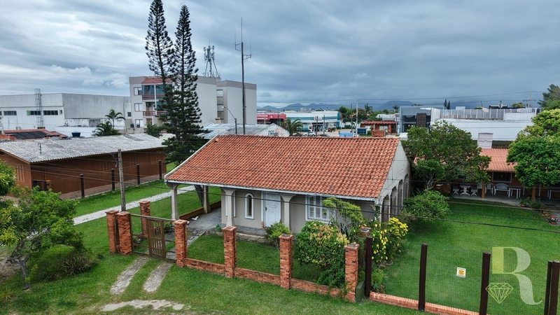 CASA DE ESQUINA COM ÁREA VERDE!: 2ª foto da galeria de imagens do imóvel