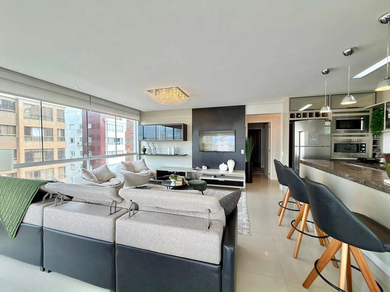 Raridade de Frente para a Praça – Amplo Apartamento com 3 Dormitórios: 8ª foto da galeria de imagens do imóvel