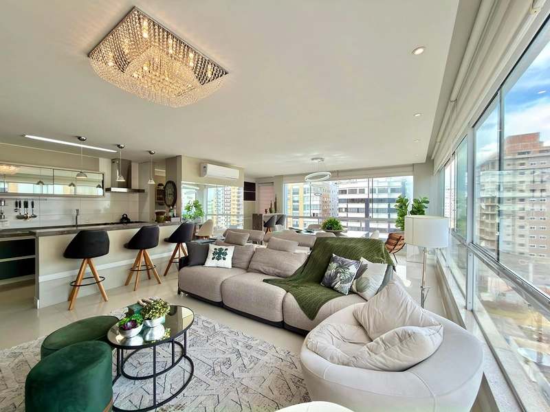 Raridade de Frente para a Praça – Amplo Apartamento com 3 Dormitórios: 2ª foto da galeria de imagens do imóvel