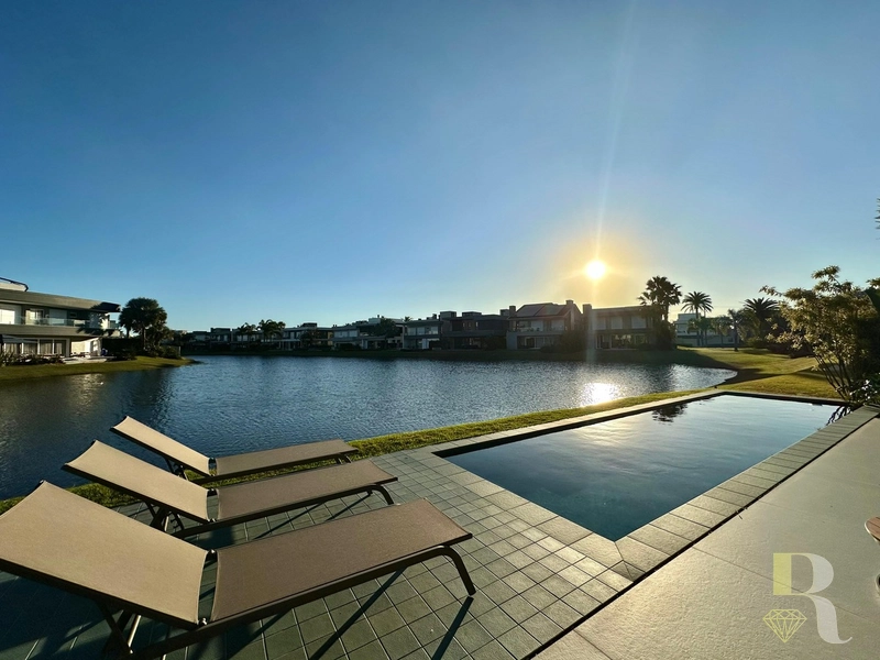 Viva o privilégio de morar com estilo a beira lago no Enseada: 41ª foto da galeria de imagens do imóvel