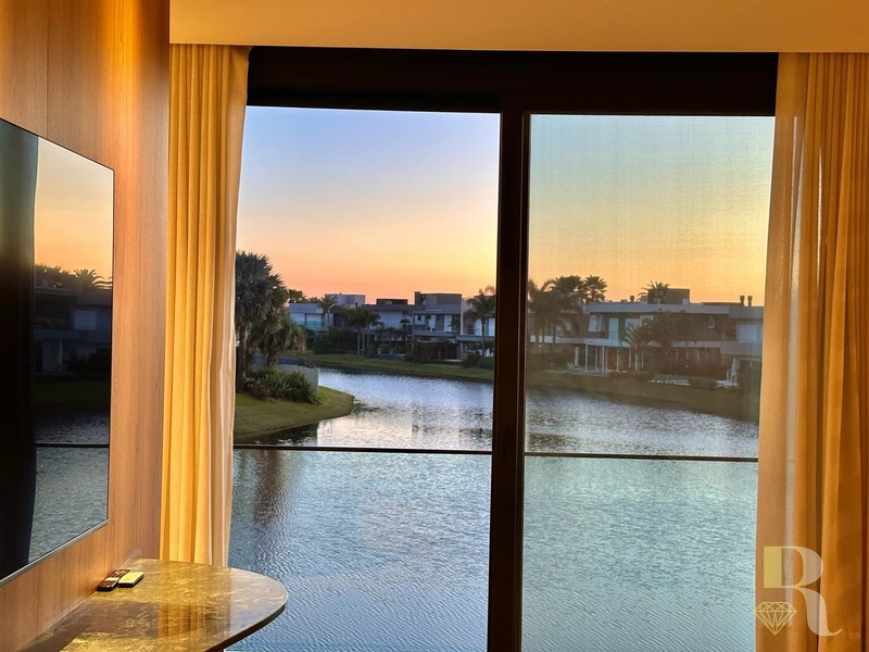 Viva o privilégio de morar com estilo a beira lago no Enseada: 8ª foto da galeria de imagens do imóvel